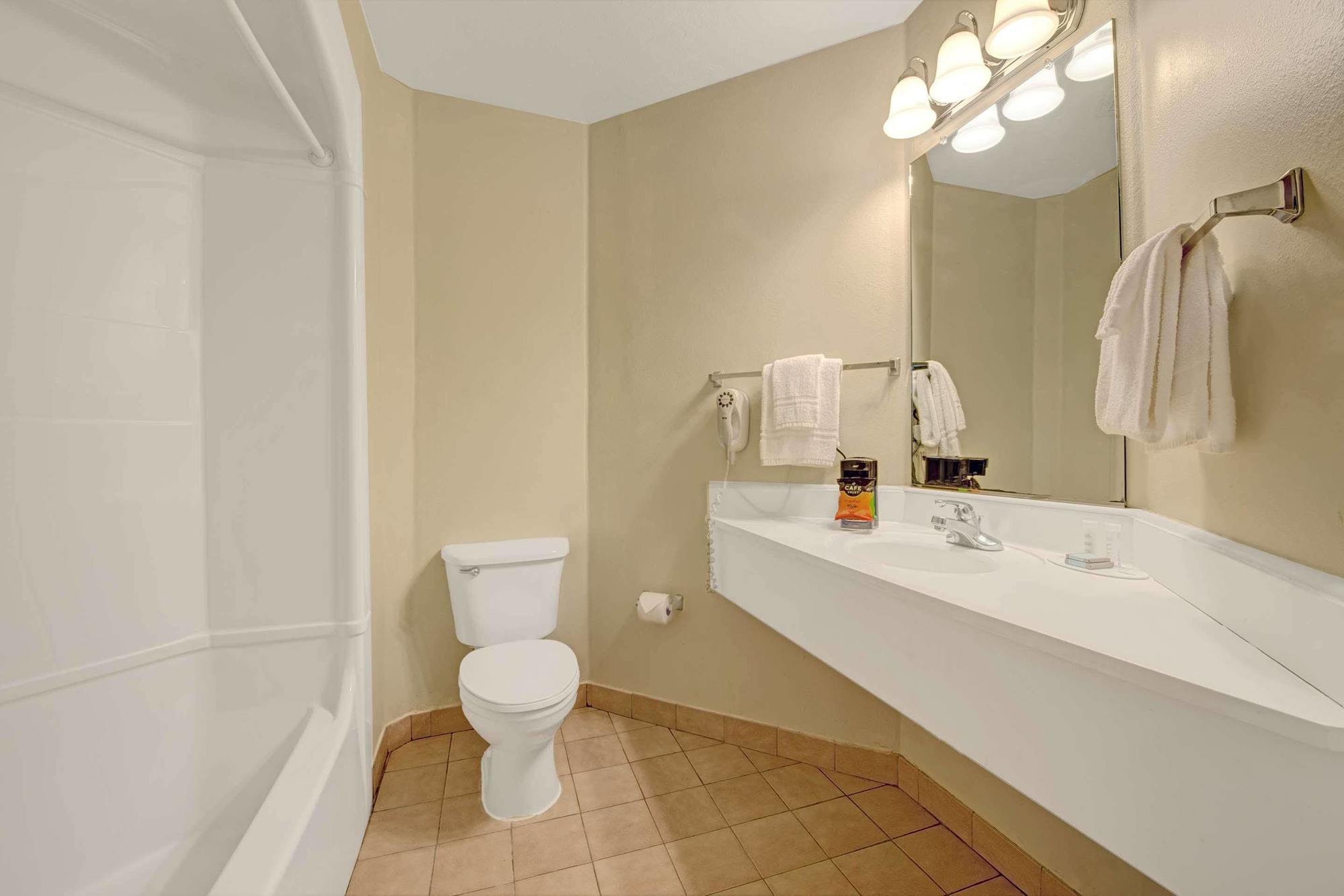 Days Inn & Suites By Wyndham Augusta Near Fort Eisenhower Ngoại thất bức ảnh